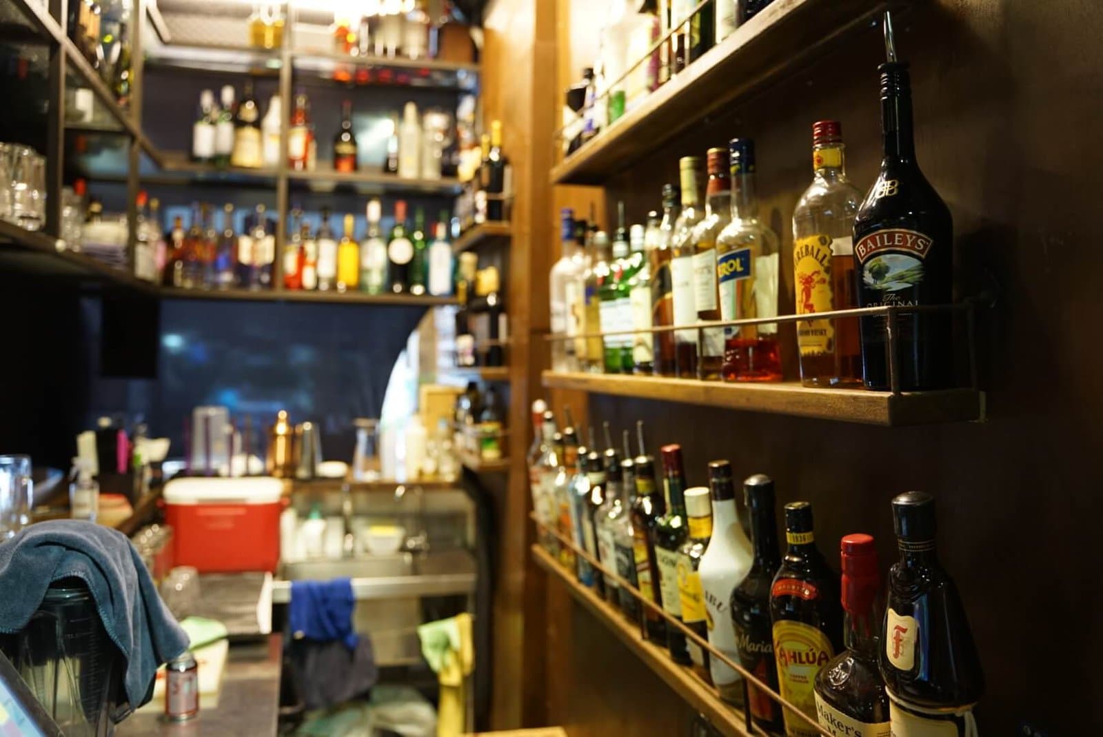 The Den 的酒吧